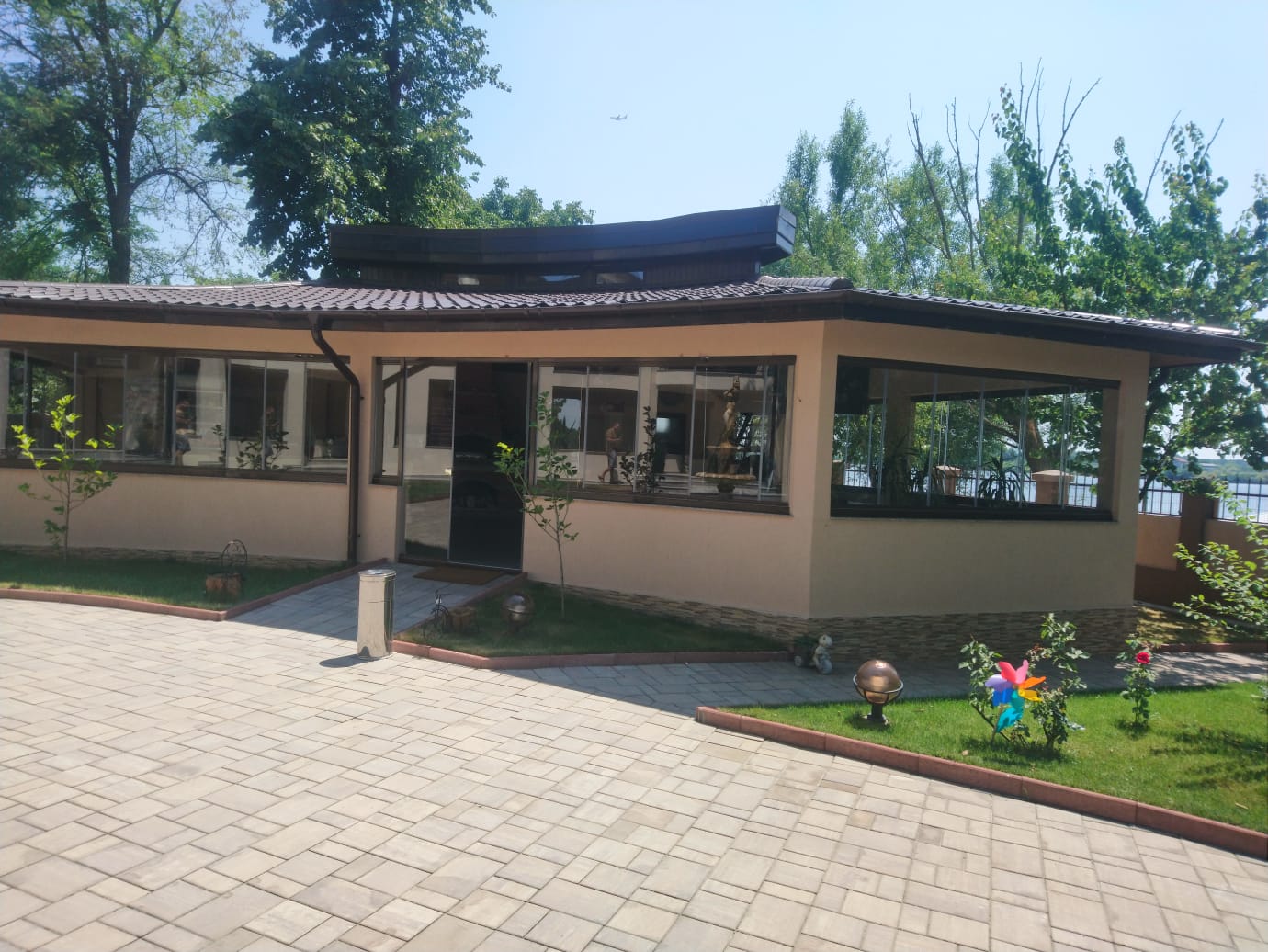 foisoare-inchise-sticla-lemn-gradina
