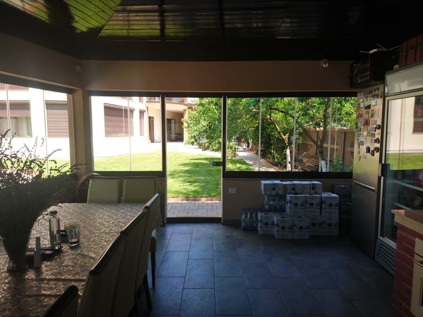 foisoare-inchise-sticla-lemn-gradina