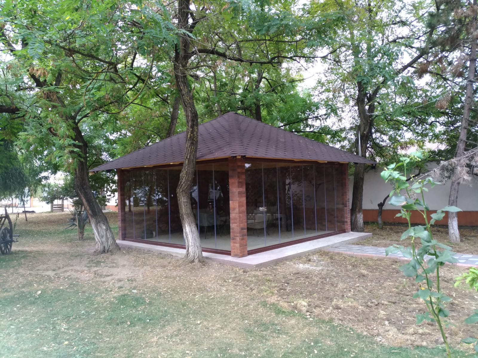 foisoare-inchise-sticla-lemn-gradina