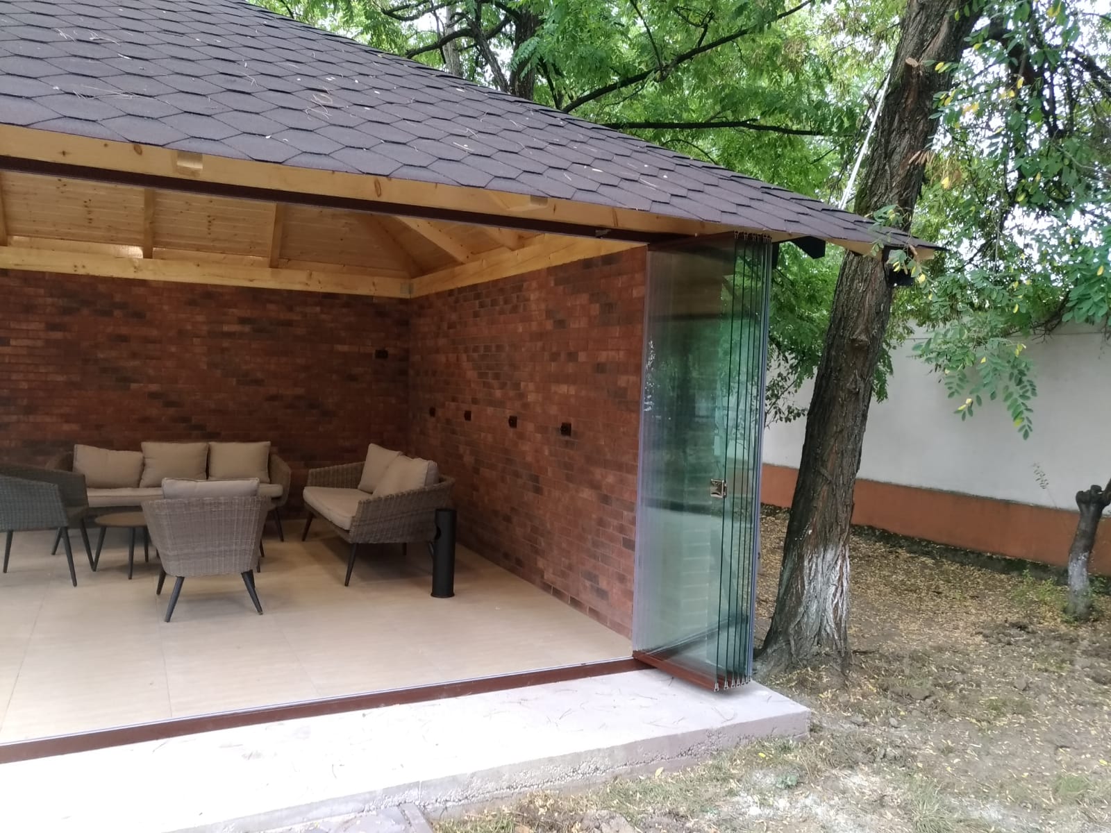 foisoare-inchise-sticla-lemn-gradina